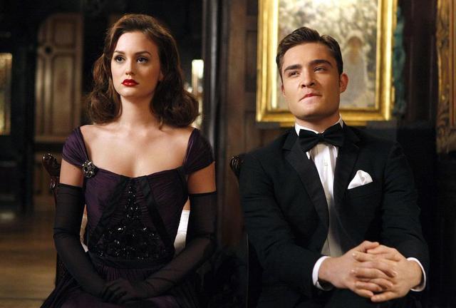 毁经典？《绯闻女孩》被翻拍，演员长相穿着太土被狂嘲