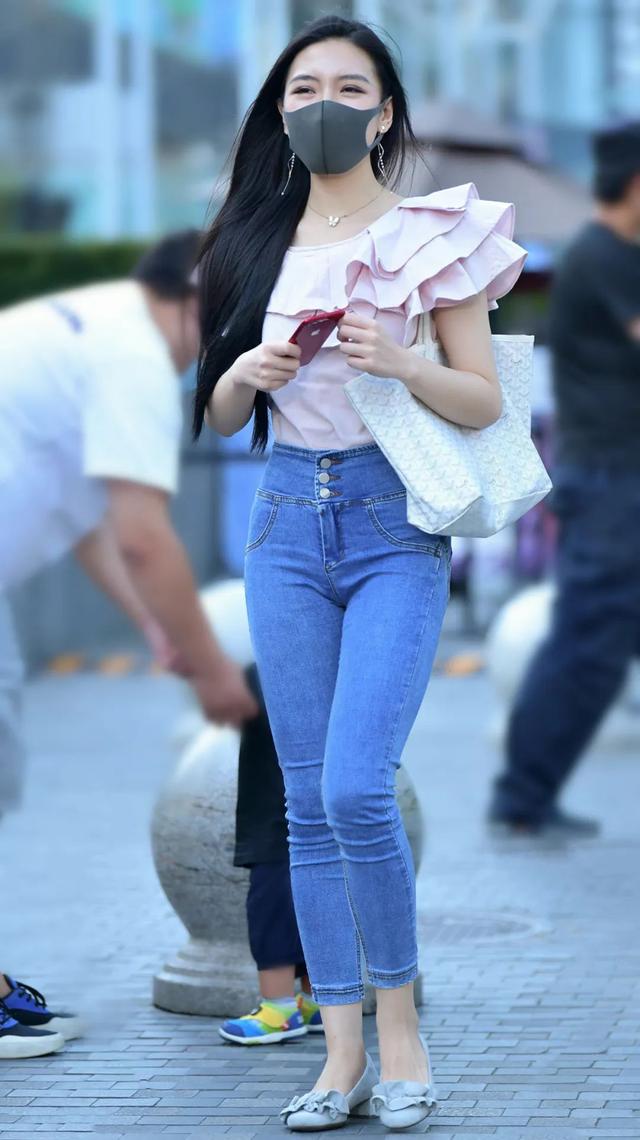 穿牛仔裤秀身材的时尚甜美小姐姐