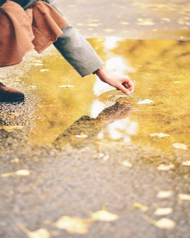 女士秋天拍美照，8种拍照姿势、技巧可以用，秋天景美人也美