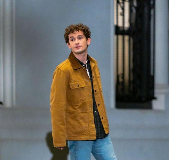 毁经典？《绯闻女孩》被翻拍，演员长相穿着太土被狂嘲