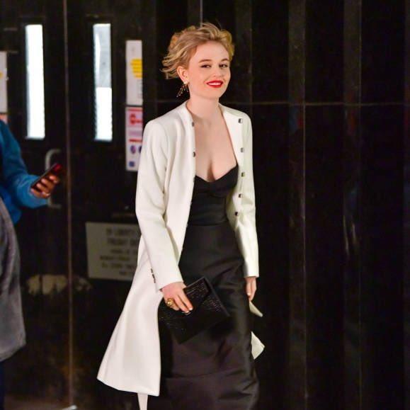 毁经典？《绯闻女孩》被翻拍，演员长相穿着太土被狂嘲