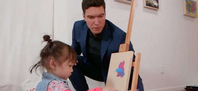 这个两岁小女孩连ABC都认不全,但已经在纽约办起了个人画展