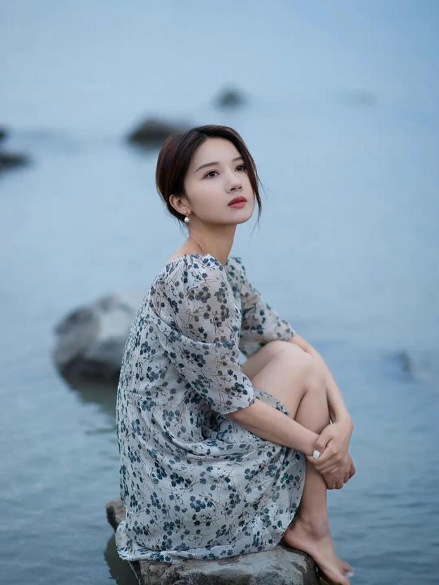 自然的美景，与美女的美色，交相辉映