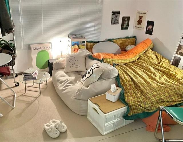 上海姑娘改造8㎡卧室,将狭小拥挤的卧室,变成乱中有序的小窝