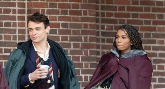 毁经典？《绯闻女孩》被翻拍，演员长相穿着太土被狂嘲