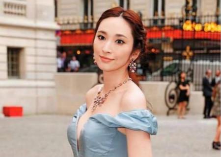 她是“九头身女神”,嫁入豪门之后5年生四胎,如今成50亿女富豪