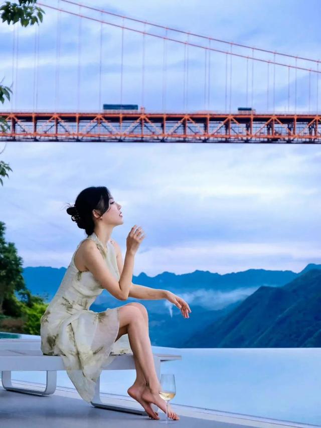 自然的美景，与美女的美色，交相辉映