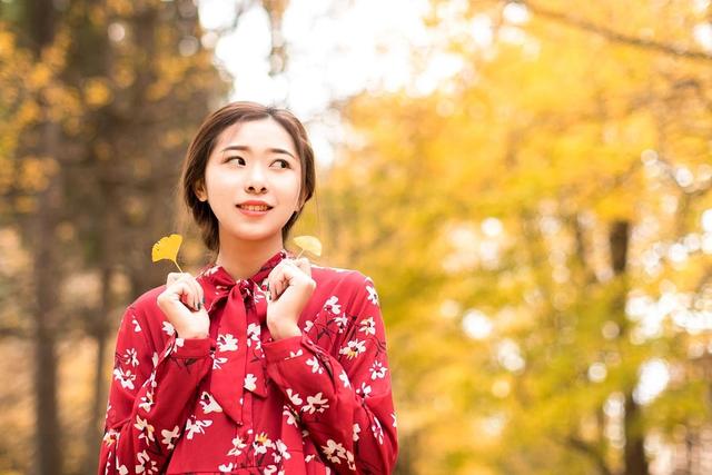 女士秋天拍美照，8种拍照姿势、技巧可以用，秋天景美人也美