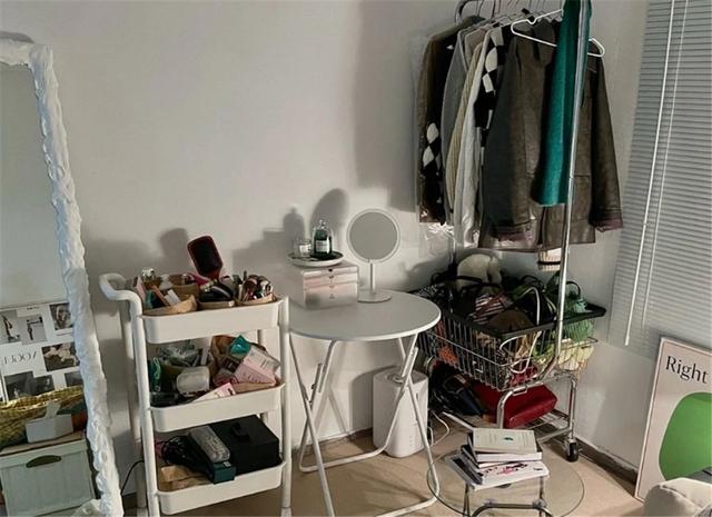 上海姑娘改造8㎡卧室,将狭小拥挤的卧室,变成乱中有序的小窝