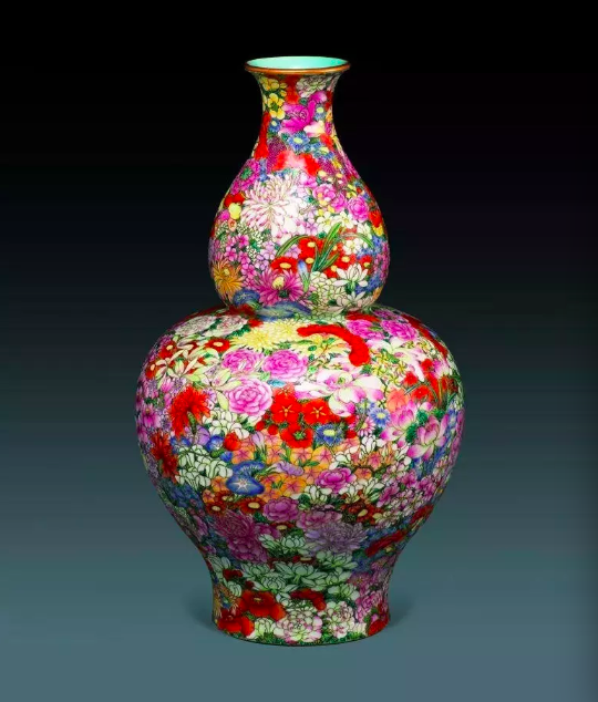 《绯闻女孩》热门品牌按清宫剧后宫规格打造时装周，乾隆看到乐了