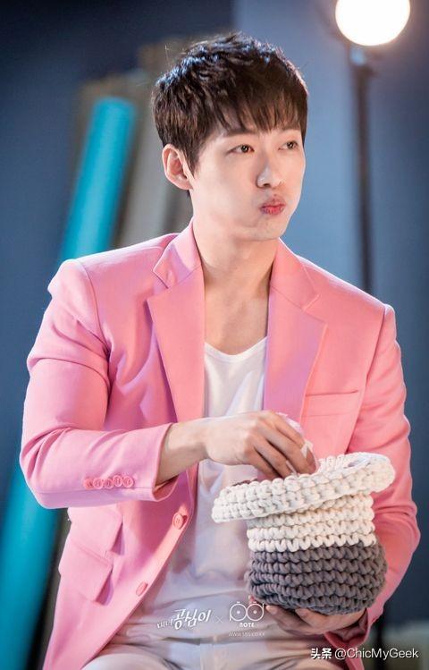 在韩国，他有收视率救世主美名