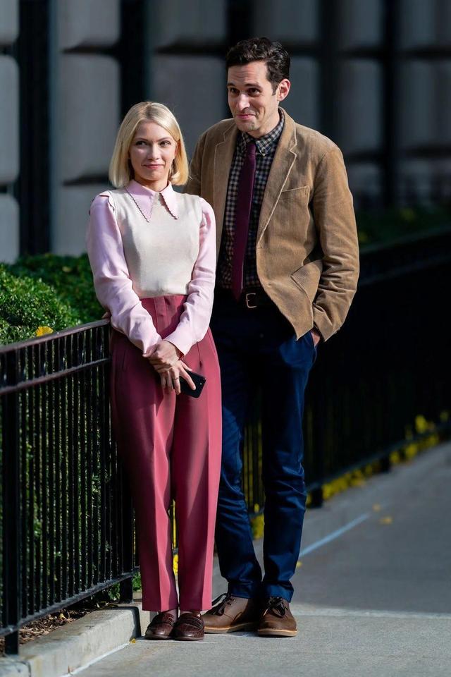 毁经典？《绯闻女孩》被翻拍，演员长相穿着太土被狂嘲