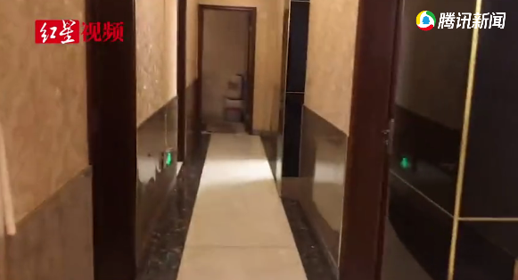 男子调戏女服务员未果,随后进错酒店房间与床上陌生女发生性关系