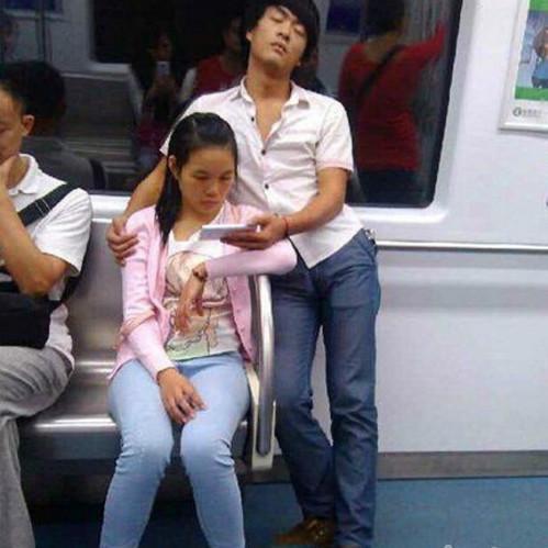 师父说过,山下的女人是老虎,遇到了要躲开