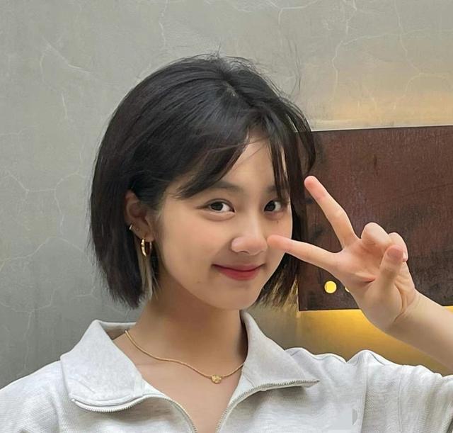 16岁的黄多多跟黄磊外出被拍，穿露脐装紧身裤，身材高挑模样自信