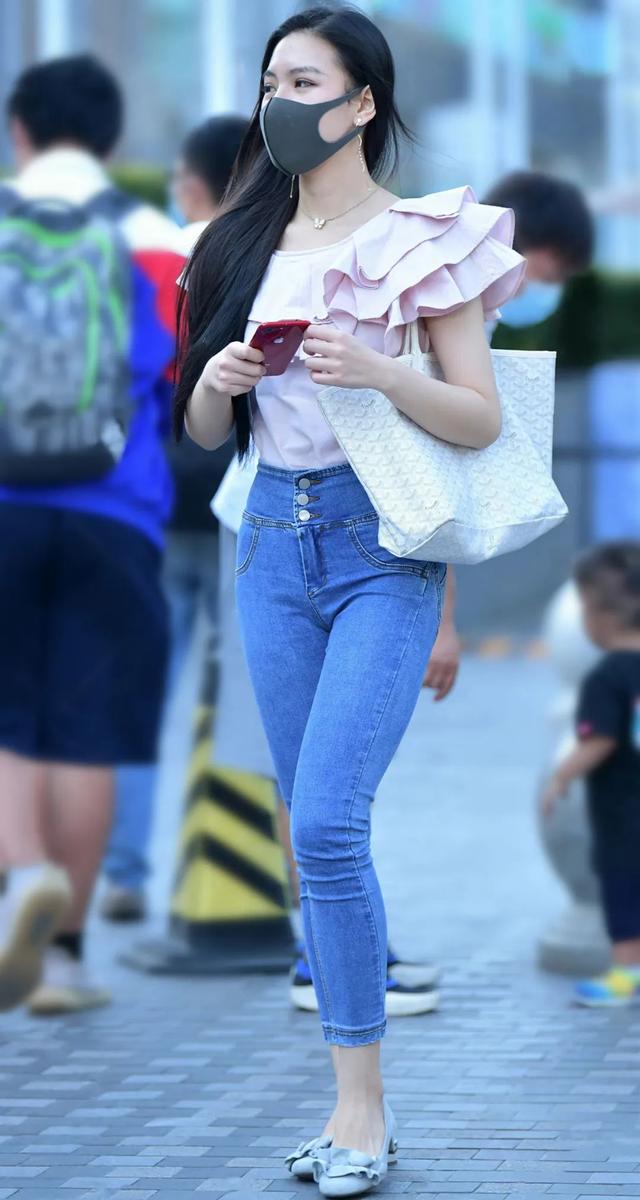 穿牛仔裤秀身材的时尚甜美小姐姐