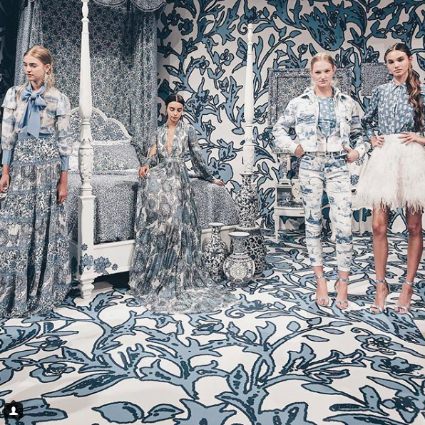 《绯闻女孩》热门品牌按清宫剧后宫规格打造时装周，乾隆看到乐了