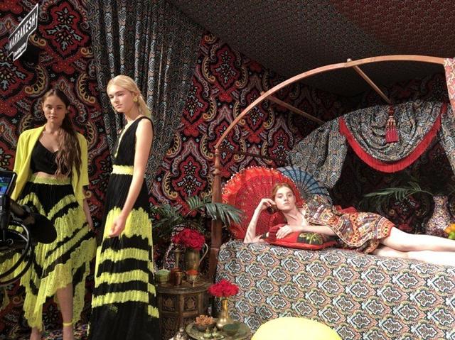 《绯闻女孩》热门品牌按清宫剧后宫规格打造时装周，乾隆看到乐了