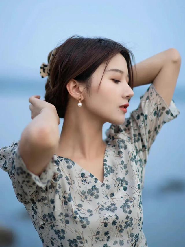 自然的美景，与美女的美色，交相辉映