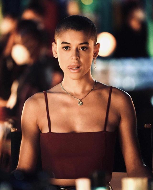 毁经典？《绯闻女孩》被翻拍，演员长相穿着太土被狂嘲