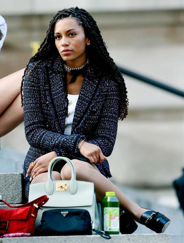 毁经典？《绯闻女孩》被翻拍，演员长相穿着太土被狂嘲