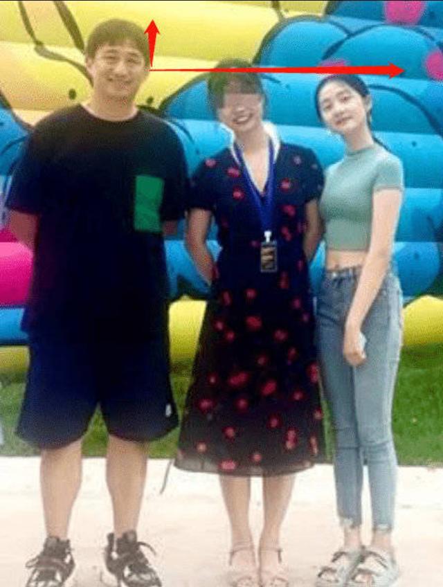 16岁的黄多多跟黄磊外出被拍，穿露脐装紧身裤，身材高挑模样自信