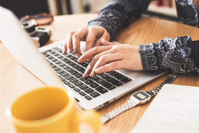 反复听着那首歌《女人如烟》，总觉得心底里有些无法释怀的东西