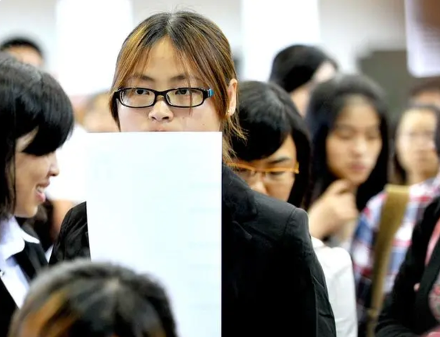 KTV进高校招聘，号召学生脱下长衫,孔乙己变“公主”?