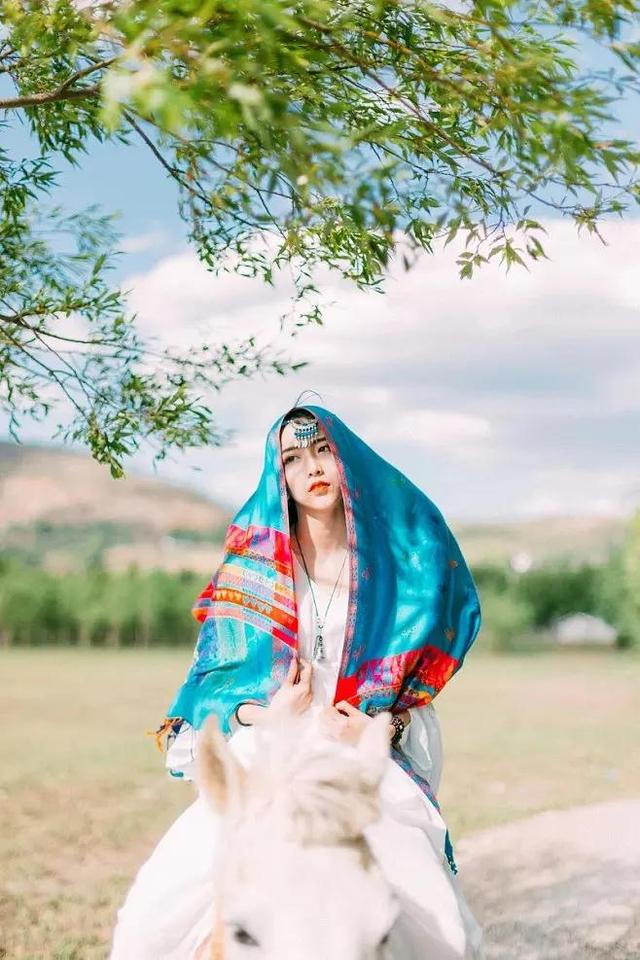 女士秋天拍美照，8种拍照姿势、技巧可以用，秋天景美人也美