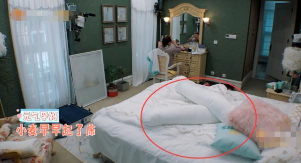 麦迪娜起床妆都不化,摄影师拍到床上的被子:这才是被宠着的女人