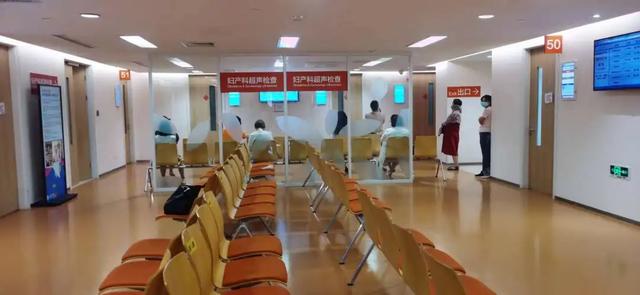 投票显示半数女性曾受暴力妇检：做孕检喊疼被医生斥责，检查时男子推门而入，“人格被踩在脚下狠狠践踏”