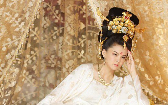 她是巾帼英雄女杰皇后，因皇帝指挥出错在战场上被“裸刑”斩首