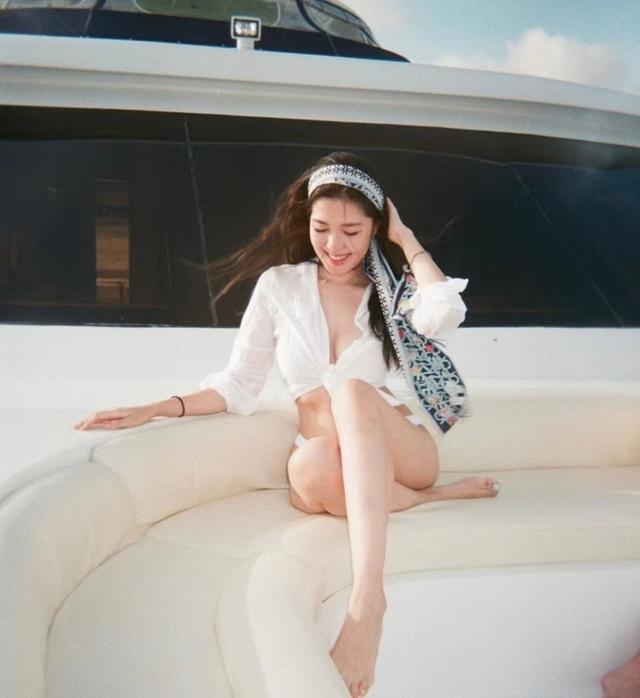 星味十足！TVB女星25岁妹妹秀凹凸有致身材，上围丰满四肢修长