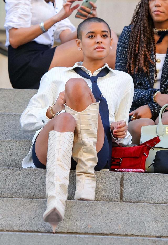 毁经典？《绯闻女孩》被翻拍，演员长相穿着太土被狂嘲