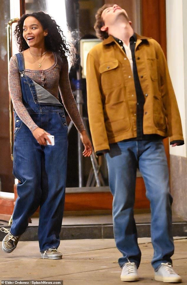 毁经典？《绯闻女孩》被翻拍，演员长相穿着太土被狂嘲