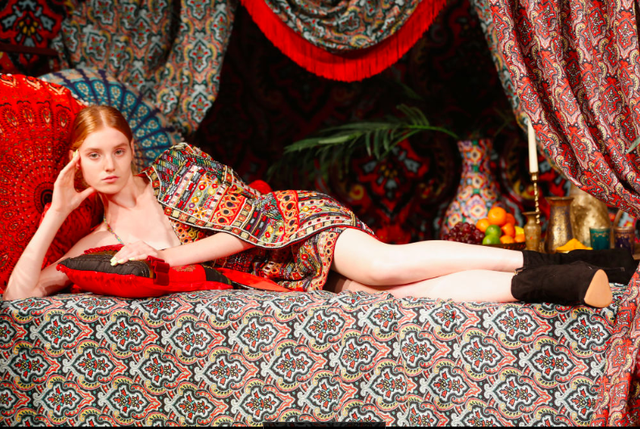 《绯闻女孩》热门品牌按清宫剧后宫规格打造时装周，乾隆看到乐了