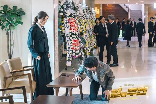 开播收视第一，豆瓣开分7.9，SBS新剧《一个女人》是水土不服吗？