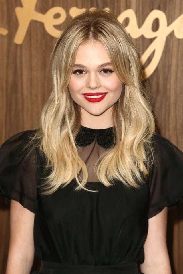 毁经典？《绯闻女孩》被翻拍，演员长相穿着太土被狂嘲