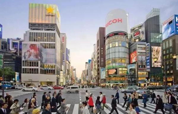 令人发指！男子连捅10人被捕，称“喜欢看见别人逃命的样子”