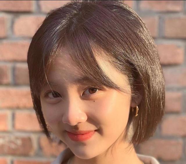 16岁的黄多多跟黄磊外出被拍，穿露脐装紧身裤，身材高挑模样自信