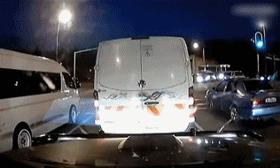 师父说过,山下的女人是老虎,遇到了要躲开