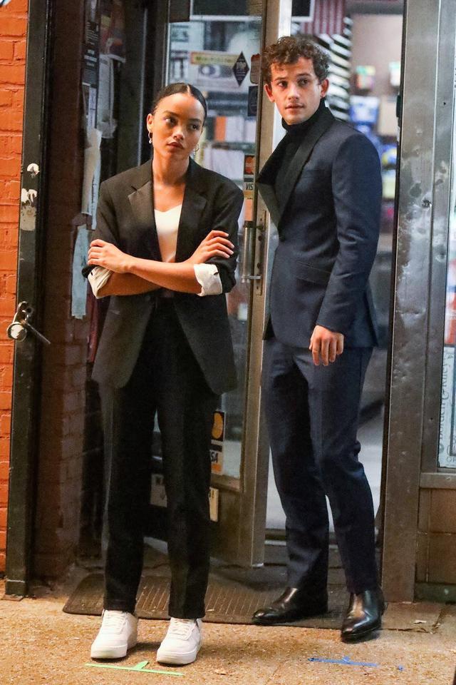 毁经典？《绯闻女孩》被翻拍，演员长相穿着太土被狂嘲