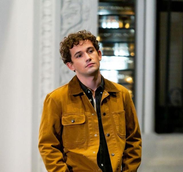 毁经典？《绯闻女孩》被翻拍，演员长相穿着太土被狂嘲