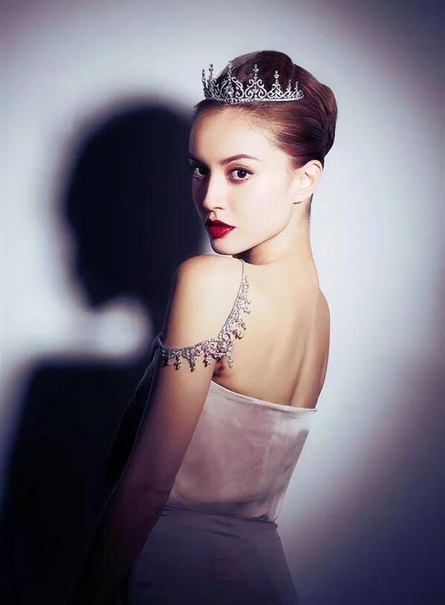 给富豪五年连生四娃,拿到5亿分手费后,37岁的刘碧丽怎么样了?