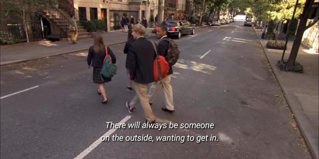 毁经典？《绯闻女孩》被翻拍，演员长相穿着太土被狂嘲