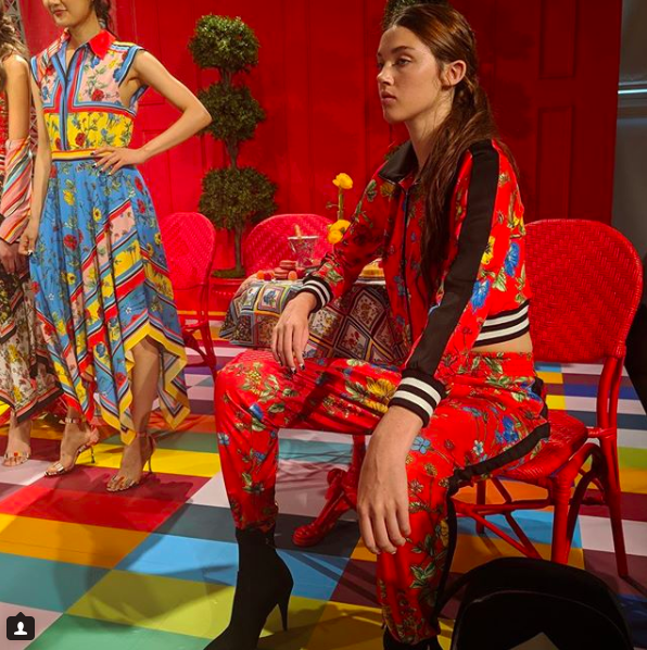 《绯闻女孩》热门品牌按清宫剧后宫规格打造时装周，乾隆看到乐了