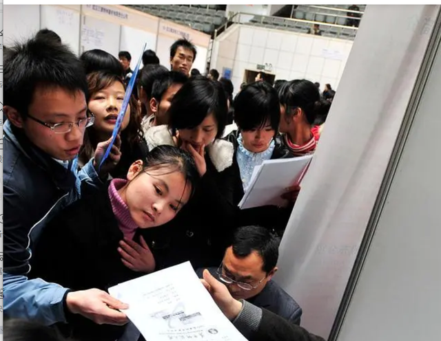 KTV进高校招聘，号召学生脱下长衫,孔乙己变“公主”?