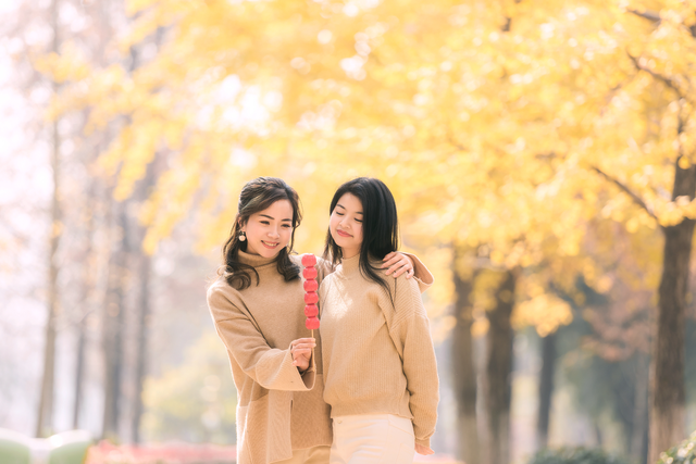 女士秋天拍美照，8种拍照姿势、技巧可以用，秋天景美人也美