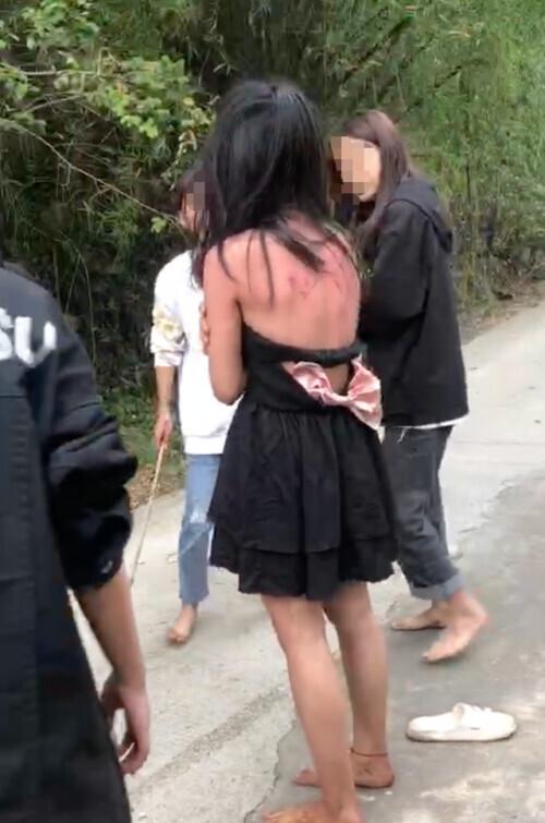 13岁女孩被霸凌跪地上说“对不起”，警方、教育局已介入