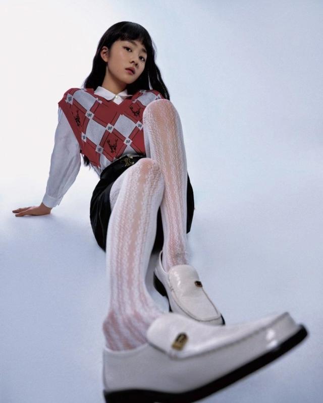 16岁的黄多多跟黄磊外出被拍，穿露脐装紧身裤，身材高挑模样自信